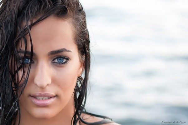 Fotografía de retrato de modelo en la playa.