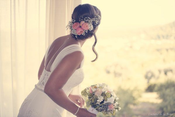 Novia mirando por la ventana