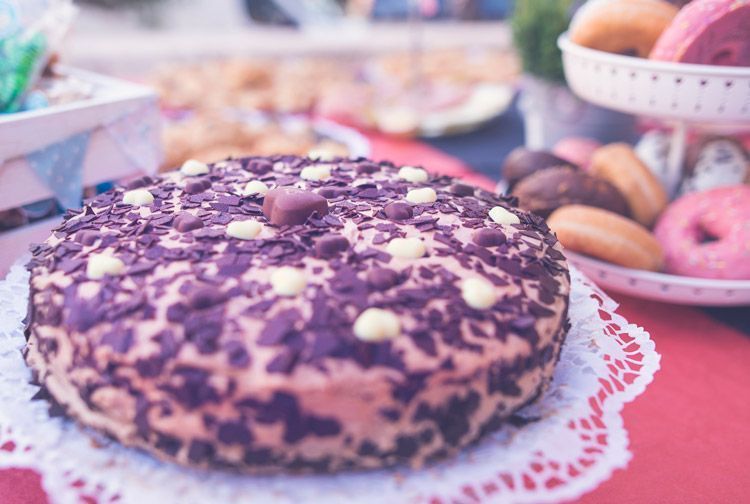 Tarta de corazones de chocolate en banquete de boda