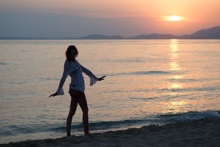 Fotografía en la que se ha expuesto correctamente el sol, quedando la modelo subexpuesta