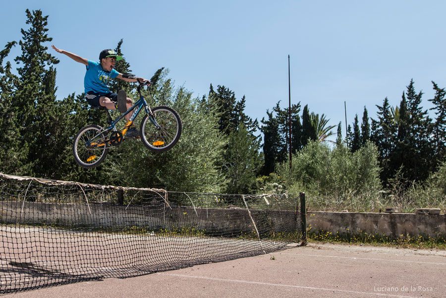 Niño dando un salto en bicicleta