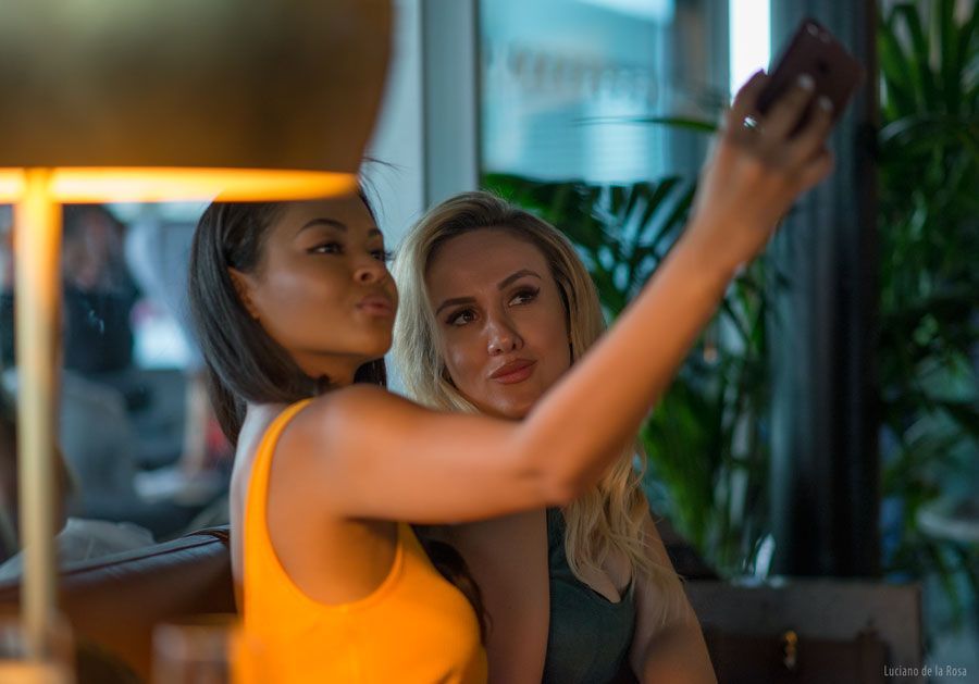 Dos guapas londinenses haciéndose un selfie