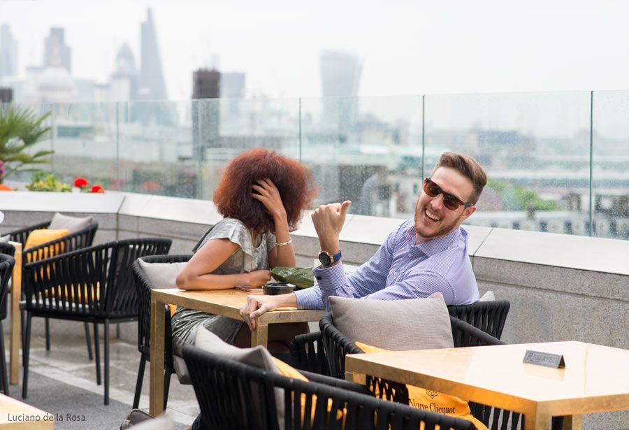 Simpática pareja disfrutando de las vistas de Londres