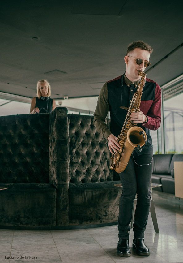 Saxofonista que acompaña a la DJ Leah Schutz
